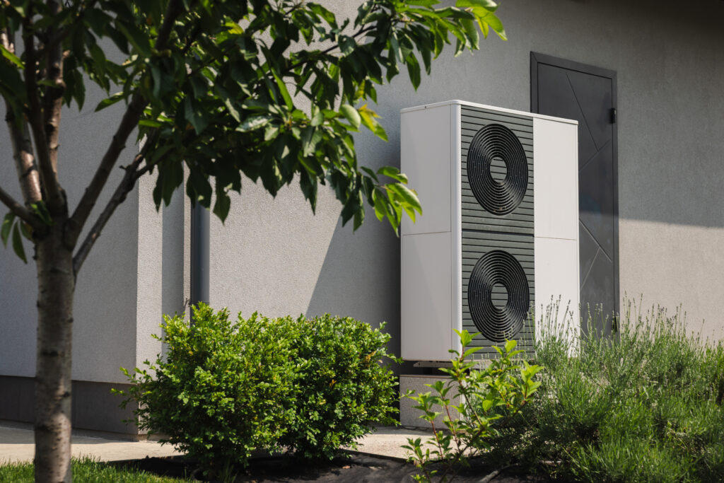 Double évaporateur de pompe à chaleur installé à l'extérieur d'une maison moderne par Géothermique Normandie