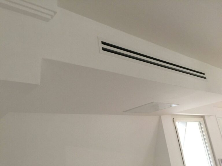 Photo d'une climatisation gainable à l'intérieur d'une maison avec des murs blancs