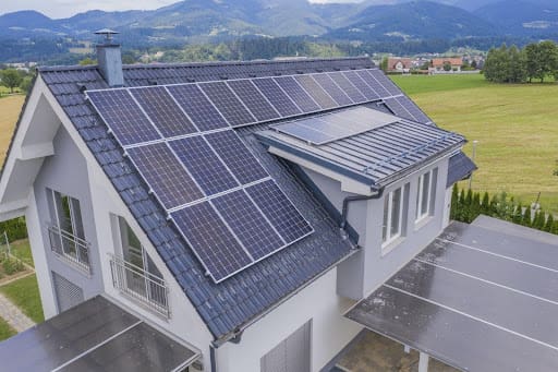 Photo de panneaux photovoltaïques installés sur le toît d'une maison.